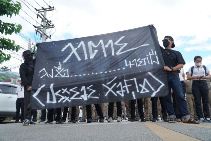 ประชาชนเชียงใหม่มาต้อนรับประยุทธ์ บริเวณหน้าศูนย์ประชุมและแสดงสินค้านานาชาติ เชียงใหม่