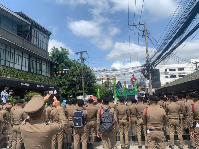 สถานการณ์ตอนนี้ หน้าโรงแรม เลอ เมอริเดียน มีกำลังเจ้าหน้าที่ตำรวจประมาณ 200 นาย มาขวางขบวนพี่น้องสกน. เครือข่ายผู้ได้รับผลกระทบจากกฎหมายและนโยบายด้านป่าไม้-ที่ดิน ที่เคลื่อนขบวนจากลานท่าแพ เพื่อยื่น 7 ข้อเรียกร้อง ถึง วราวุธ รมว. ทรัพยากรฯ เพื่อนำข้อเรียกร้องเข้าคุยผู้นำนานาชาติ​ที่มาร่วมประชุม